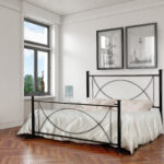 Modern eingerichtetes Schlafzimmer in einer sanierten Altbauwohn
