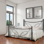 Modern eingerichtetes Schlafzimmer in einer sanierten Altbauwohn